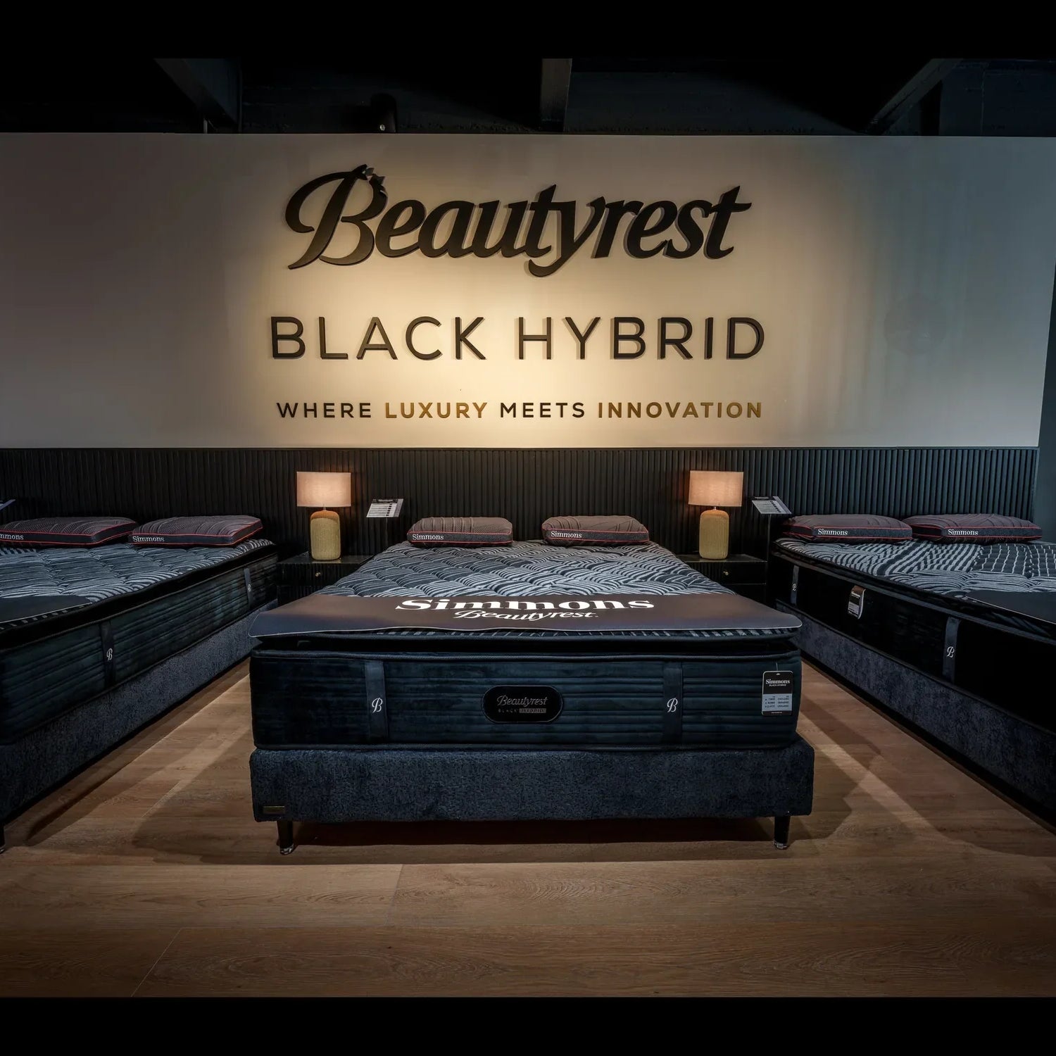 אולם תצוגה של Simmons עם מזרני Beautyrest Black Hybrid