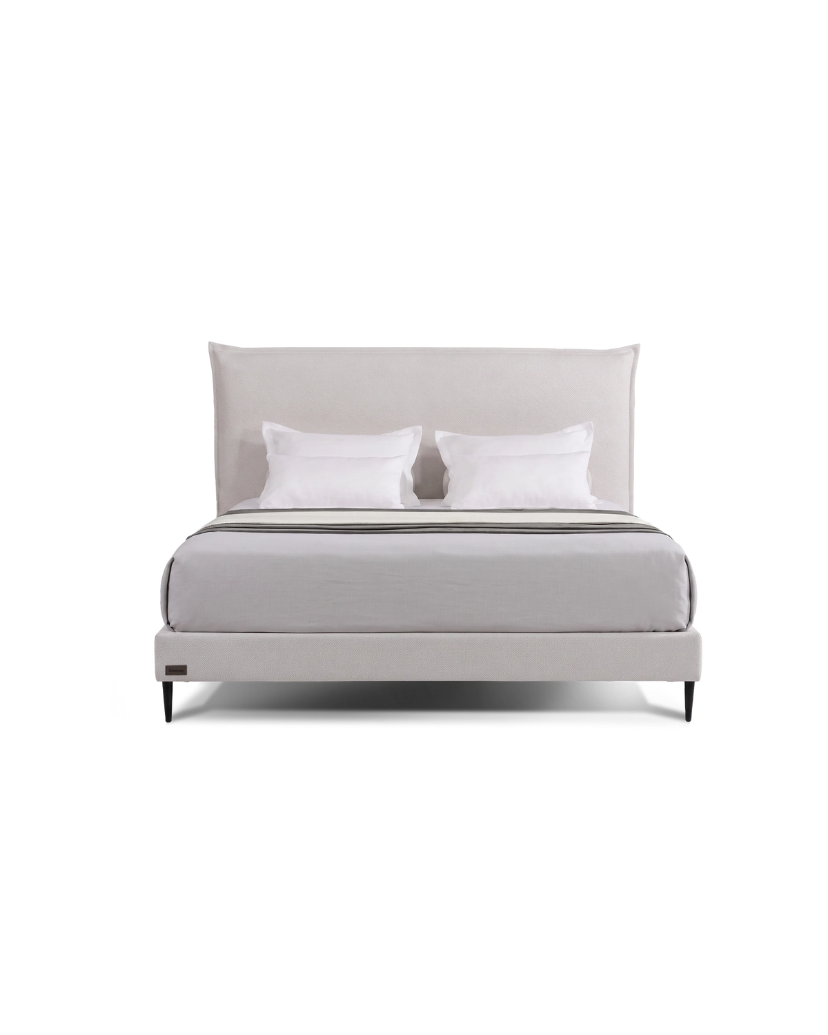 מיטה זוגית Bed 1500 של סימונס עם בסיס מוגבה וגב מיטה מרופד, מבט חזית
