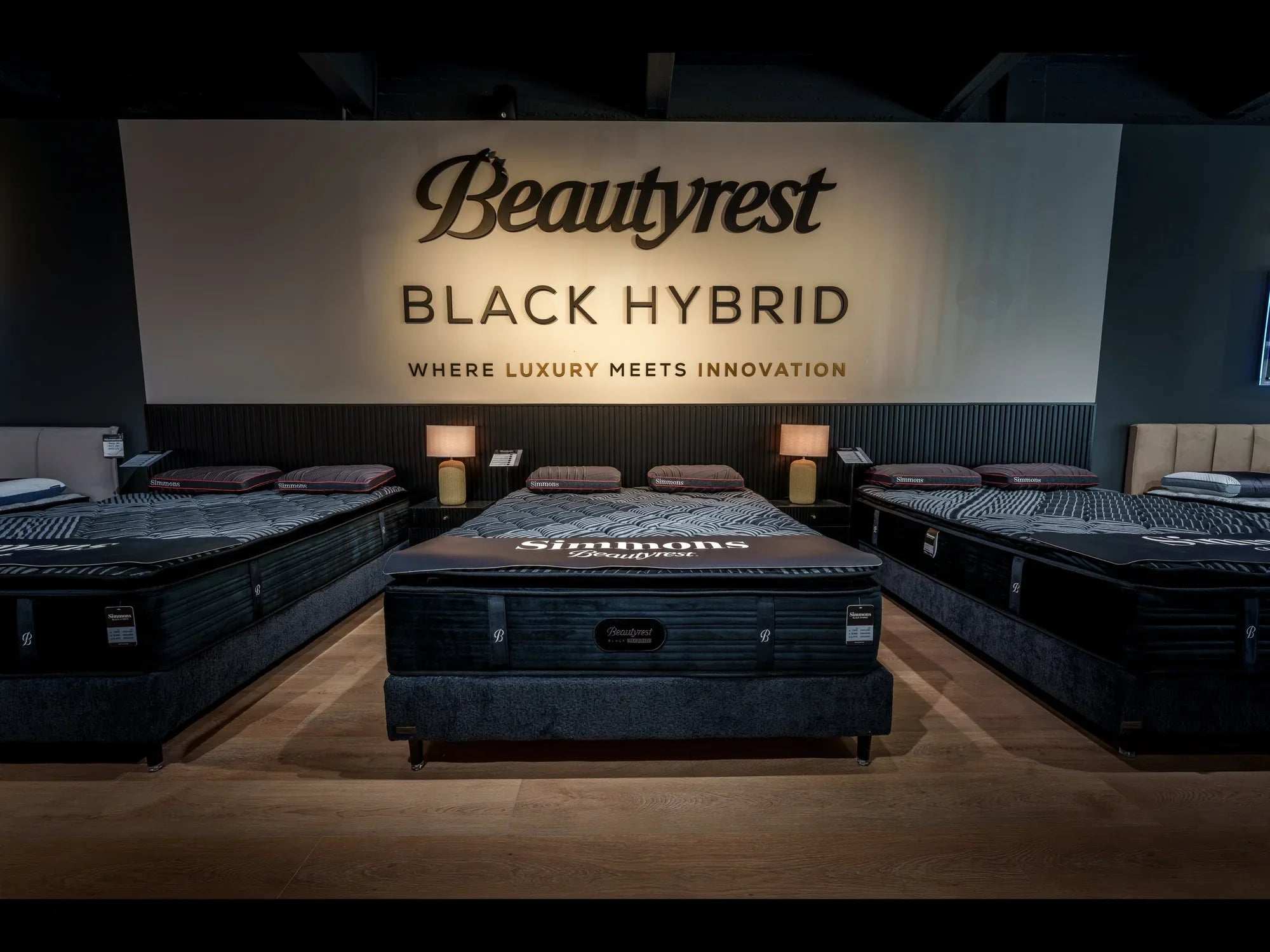 אולם תצוגה של Simmons עם מזרני Beautyrest Black Hybrid