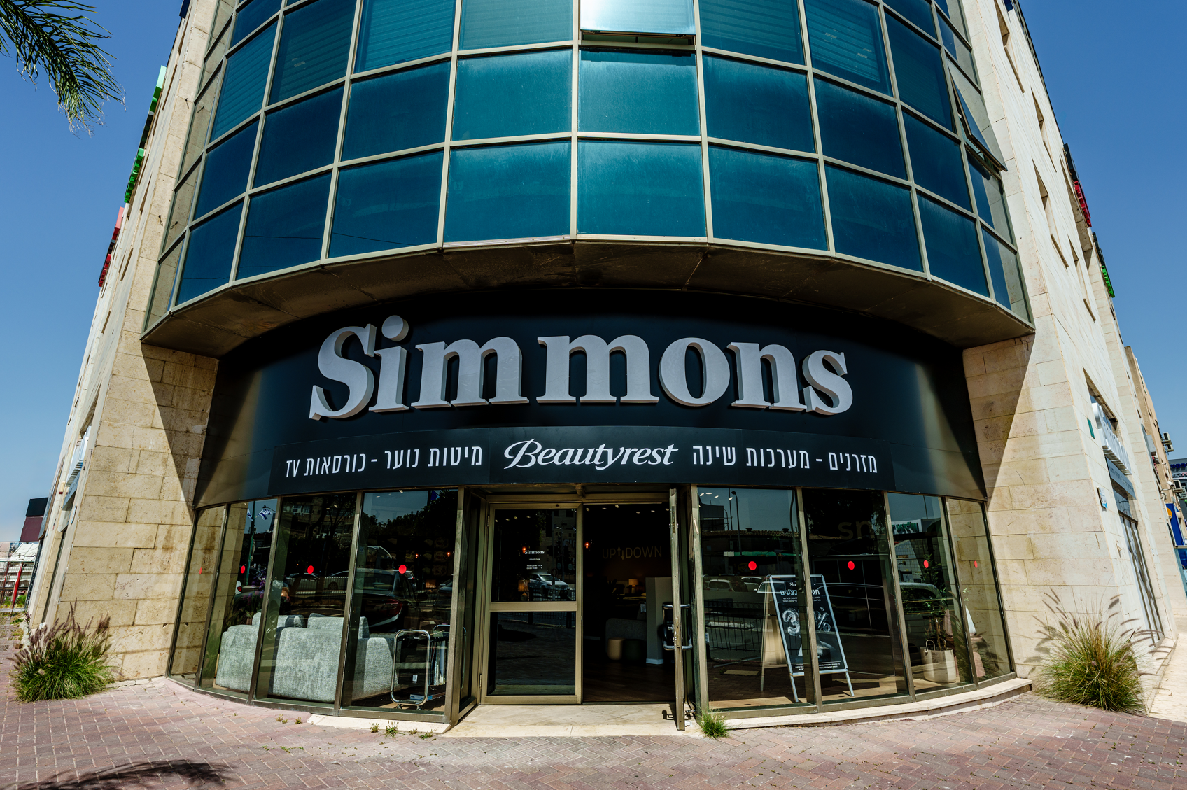 מיטה מעוצבת בסניף Simmons