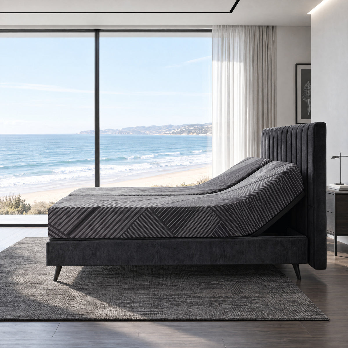 מיטה מתכווננת Black Hybrid במבט מהצד עם שני מזרני Beautyrest Black Hybrid מורמים, מול חלון גדול עם נוף לים