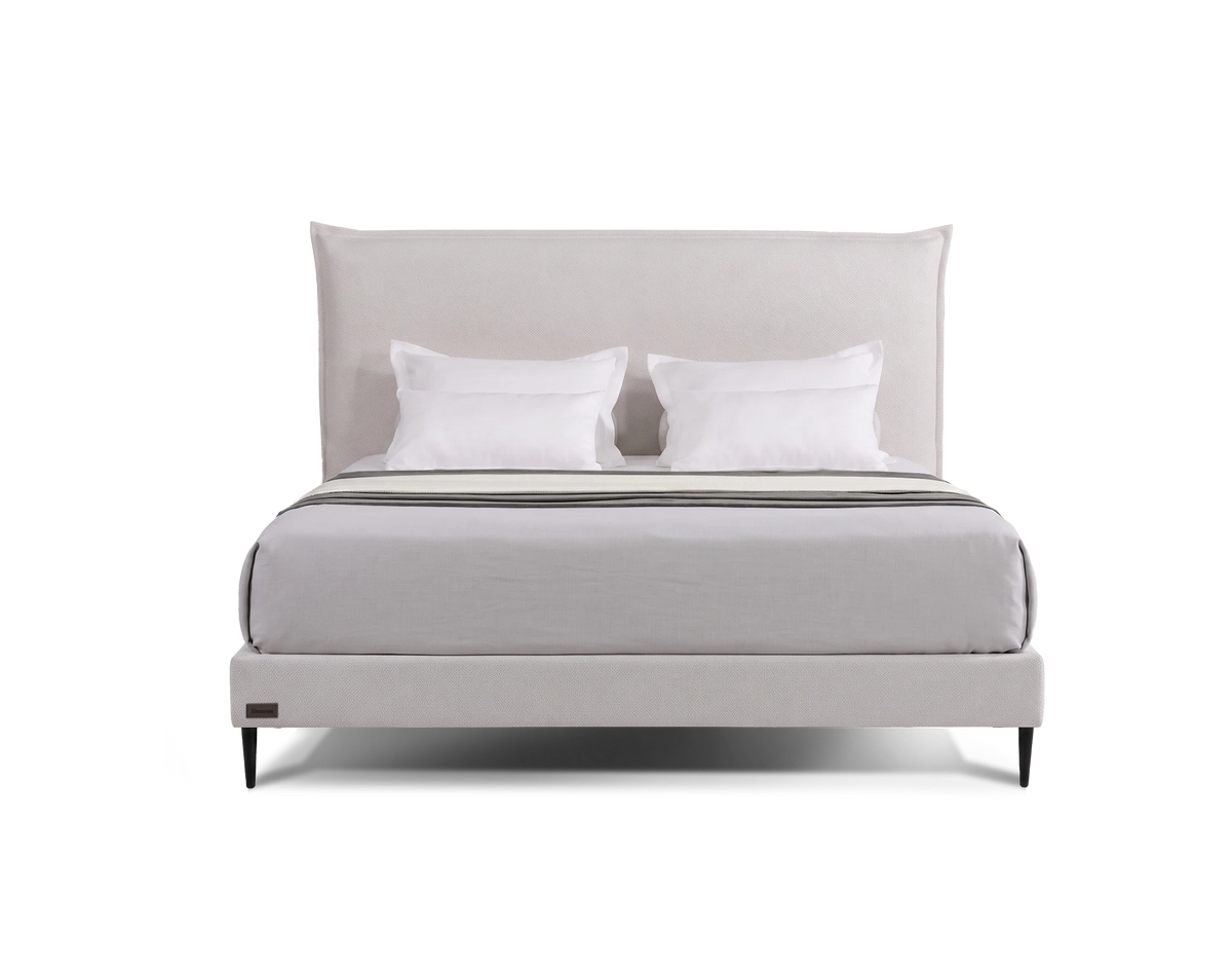 מיטה זוגית Bed 1500 של סימונס עם בסיס מוגבה וגב מיטה מרופד, מבט חזית