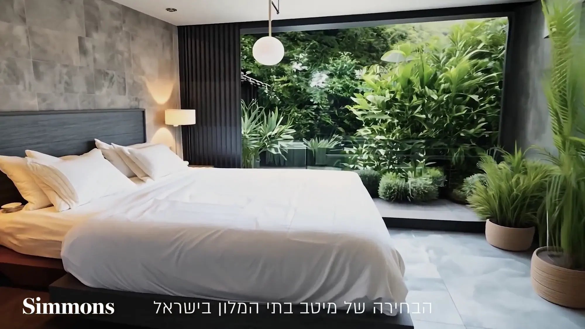 חדר שינה של מלון עם מיטת סימונס ונוף ירוק