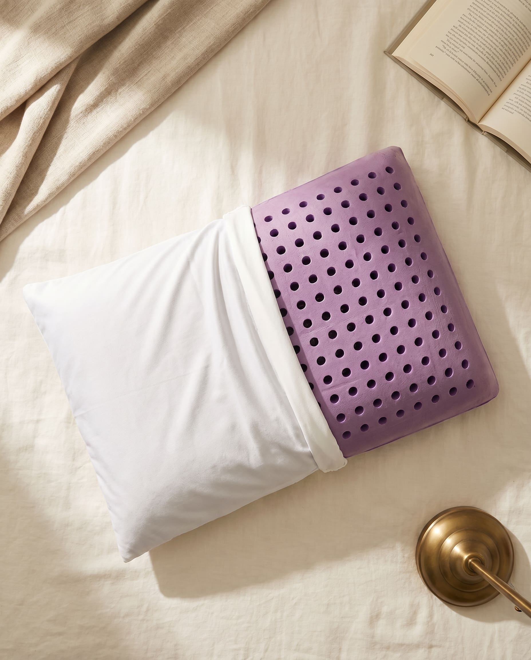 כרית דגם Lavender של סימונס בחדר שינה